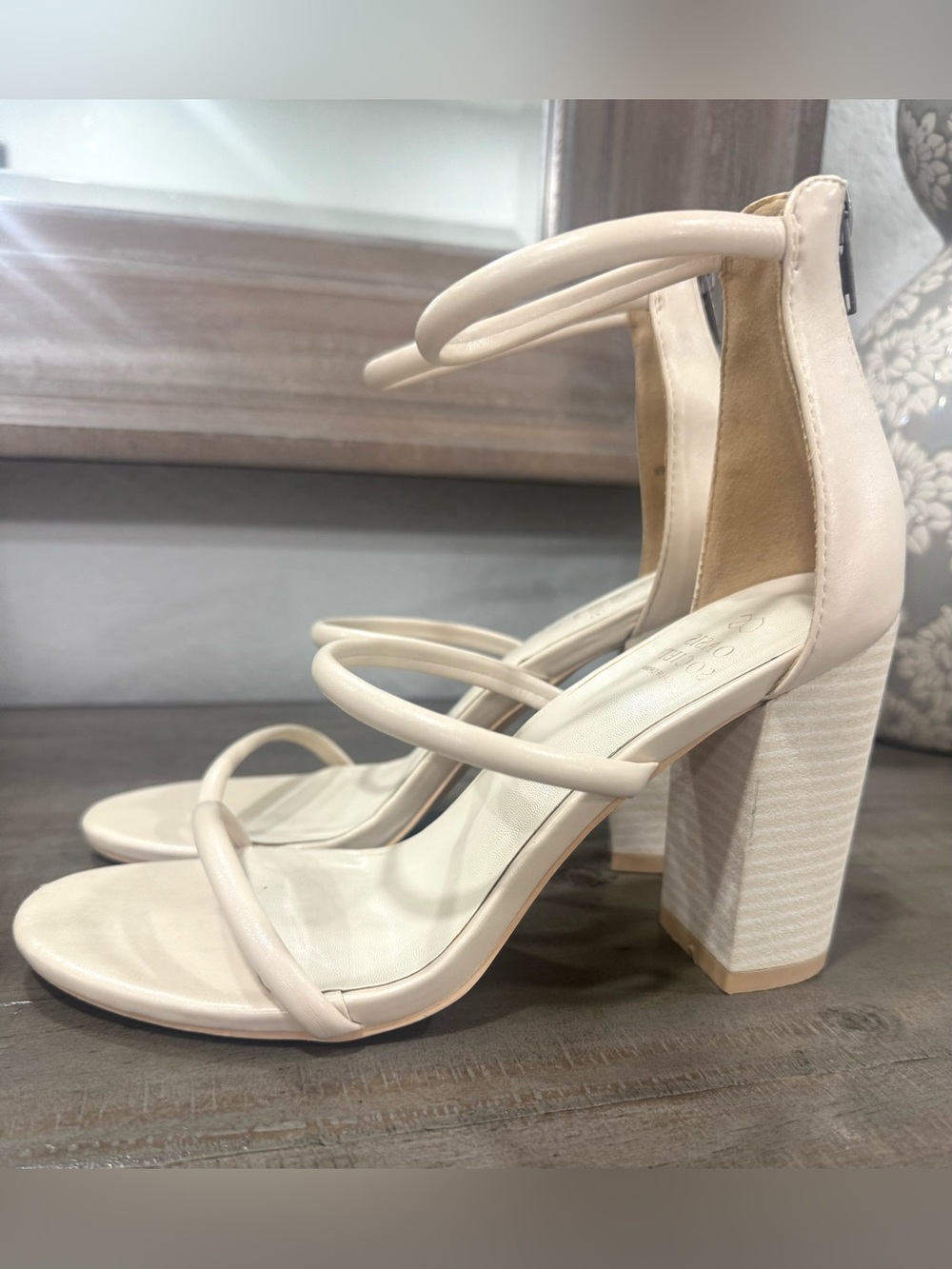Oasis Society Ivory Strappy Block Heel Sandals Women’s Size 7.5